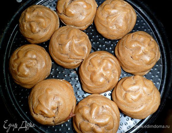 Берем разъемную форму( диаметр формы 17 см)и укладываем профитроли.