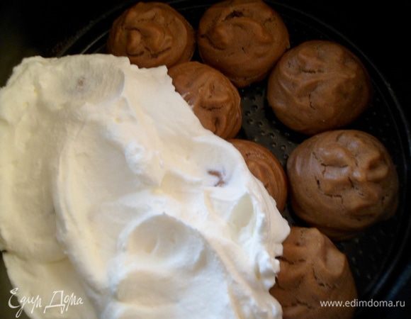 Взбиваем сливки с сахарной пудрой и соединяем с маскарпоне, перемешав все хорошо в однородную массу. Покрываем кремом профитроли.