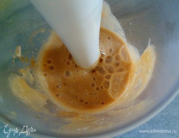 Добавив немного сах. пудры, взбиваем в пышную массу.