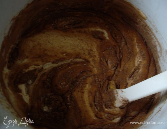 Отделить белки от желтков. Взбить на большой скорости белки до пышности. Частями подсыпать сахар, пока масса не уплотнится. Не переставая взбивать влить 2-3ст.л. горячей воды и ваниль. И добавлять по одному желтки (у меня их собралось  много,вот их все сюда и загнала). Выключить миксер и просеять муку, крахмал и какао. Аккуратно перемешать.