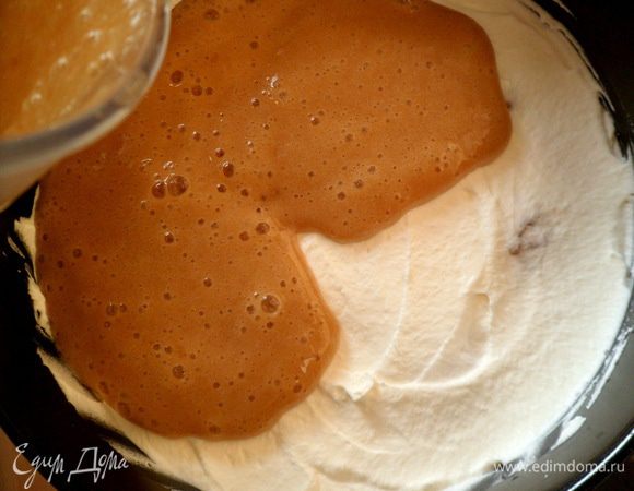 Заливаем кофейную массу сверху и отправляем в холодильник на час.