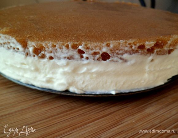 Затем достаем торт из холода, аккуратно освобождаем от формы. Торт готов к употреблению, но я решила украсить фигурками из белого шоколада, смотрите ниже.