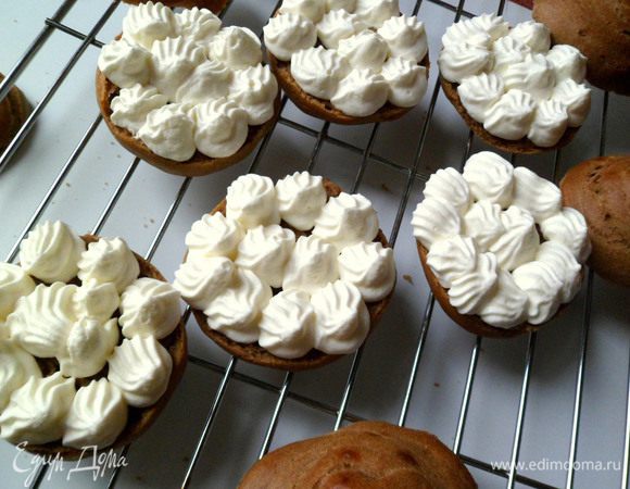 Просто профитроли разрезаем пополам и наполняем кремом из взбитых сливок