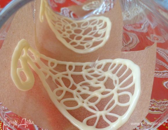 Затем, аккуратно разрезав бумагу,чтобы каждая часть была отдельно,помещаем фигурки в стакан и в холод на минут 20.