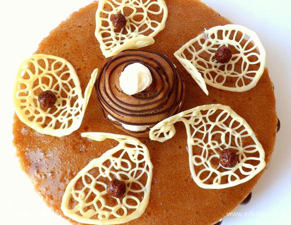 Украшаем наш торт профитролем и фигурками.