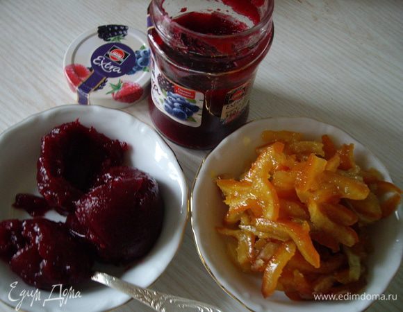 Прослойку делала из клюквенного пюре, домашнего (300гр.ягод+200гр. сахара и 200гр. воды. Проварить,пюрировать)

И чуть раньше делала цукаты,часть их закрыла в баночки.