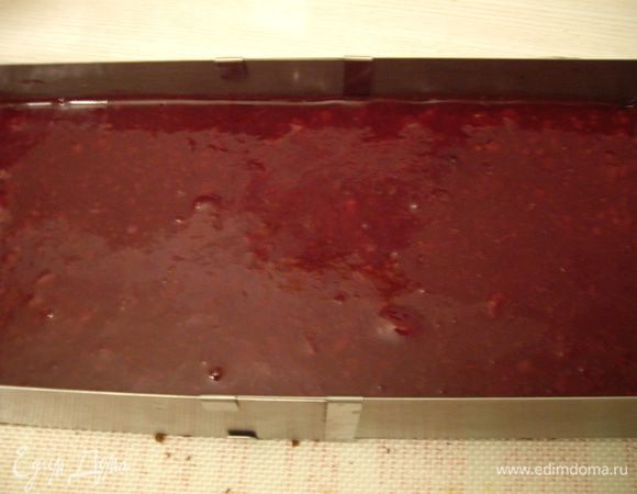 Сборка: Корж разрезала вдоль,  пополам. Получились пирожные длиной 12см.
Заключила бисквит в рамку, пропитала. Выложила клюквенный соус, разровняла-охладила.
