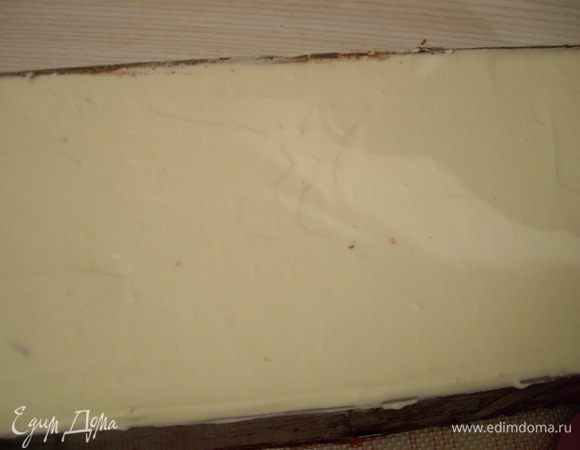 Сверху сливки. Пока торт охлаждался,приготовила глазурь. 
Глазурь:
В маленькую кастрюльку с толстым дном влить сливки и 150гр.воды, сахар. Хорошо перемешать .Довести до кипения на сильном огне. Всыпать какао и хорошо перемешать венчиком снять с огня.
Очень медленно мешать, чтобы удалить весь воздух.
Залить желатин водой (30гр), подождать пока впитает воду и набухнет.
Поместить шоко глазурь на водяную баню и растворить желатин. Он должен полностью разойтись.
Остудить смесь до 24С.
Покрыла верх глазурью.И убрала на ночь в холодильник.