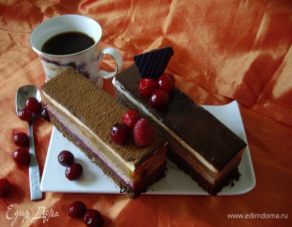 Утром разрезала на порции-пирожные,часть посыпала порошком какао и украсила ягодами. Часть пирожных оставила в глазури.