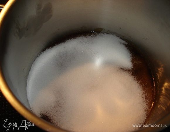 Карамель:
Сахар разделить на 3 части.
В кастрюльку насыпать первую часть сахара, поставить на средний огонь. Дать растаять. Когда сахар полностью растает, добавить вторую часть.
Когда растает, добавить третью часть сахара.