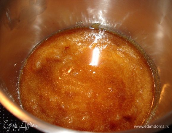 

Карамелизировать, держать на огне до тех пор,пока карамель не станет янтарного цвета.