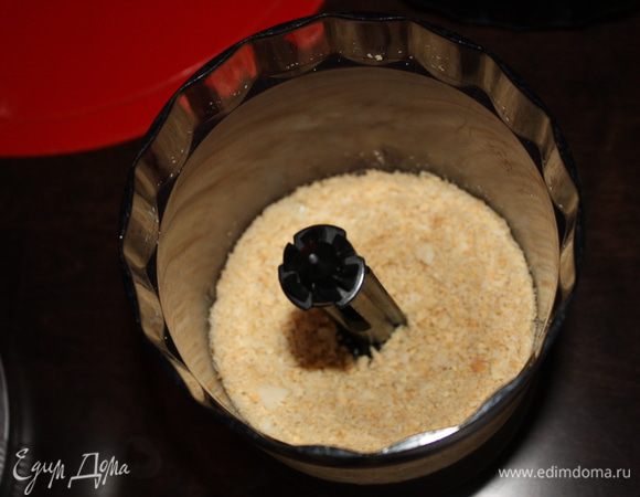 Пробланшированный миндаль измельчить в блендере.