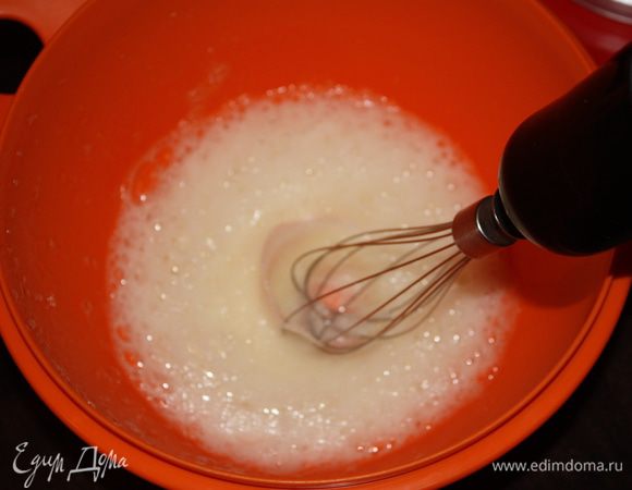 Начинаем на высокой скорости  взбивать белки.