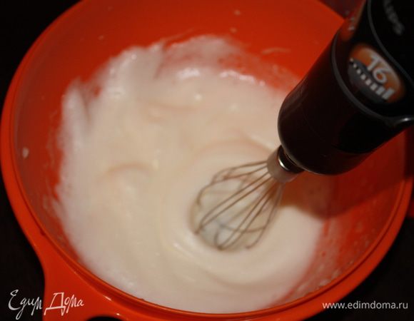 Доводим до устойчивых пиков и добавляем сахар, продолжаем дальше взбивать.