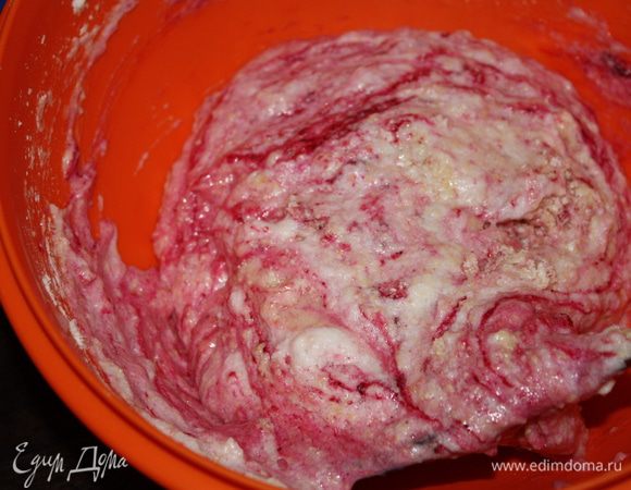 Всыпаем (вливаем) краситель и миндально-сахарную муку и начинаем вымешивать снизу вверх, крутя миску против часовой стрелки.