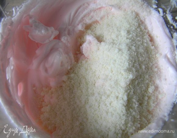 Примешать к белкам миндальную смесь,