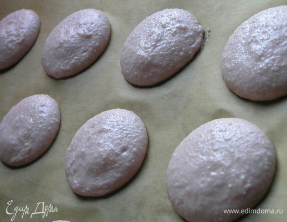 выложить тесто в кулинарный шприц и отсадить на подготовленную бумагу для выпечки (с нарисованными кружками диаметрром около 5 см) кругляшки. Оставить на 30-60 минут.