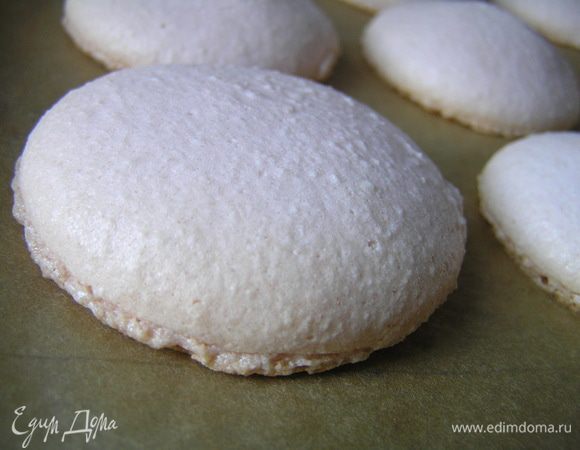 Выпекать макаронс при 170*С около 12 минут.