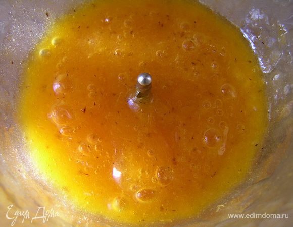 Для крема-желе пюрировать хурму, добавить желирующий сахар, перемешать,