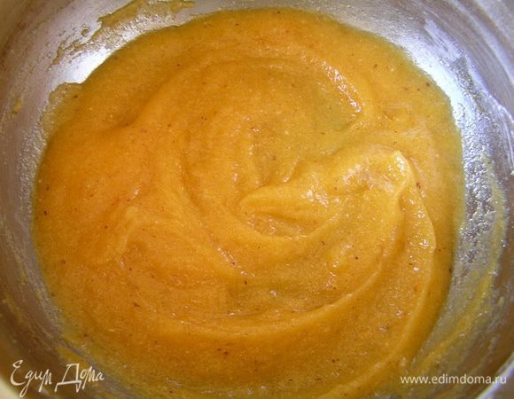 нагревать до полного растворения сахара. Добавить лимонный сок, довести до кипения, снять с огня, влить ликер,перемешать и остудить.