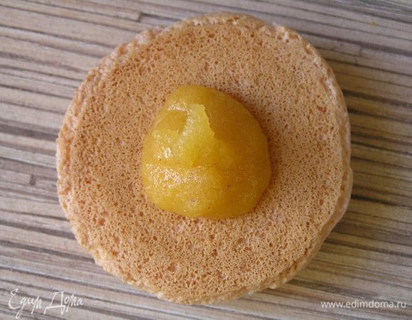 На одну половинку макаронс нанести немного крема-желе, 