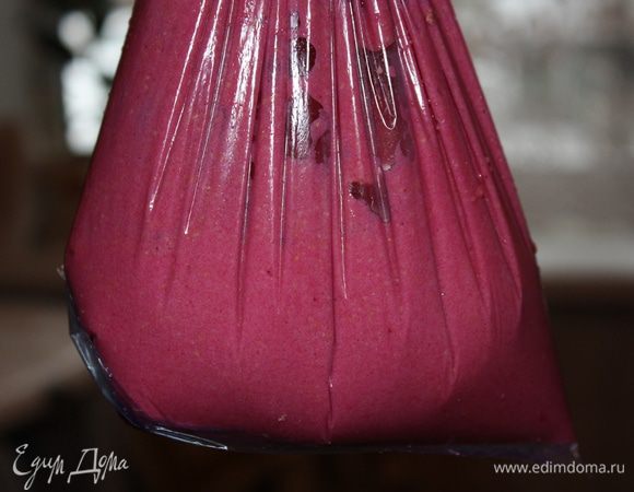 Я сначала вылила тесто в пакет обычный, обрезала кончик, а потом вставила в кулинарный мешок.