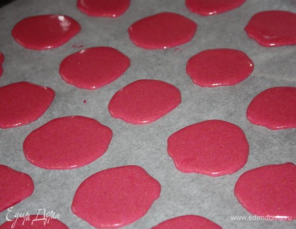 Начинаем выдавливать тесто. Примерно по 3-4 см в диаметре. Теста хватило на 26 штук. Оставляем на 30-60 минут стоять при комнатной температуре. Должна появиться ощутимая корочка.