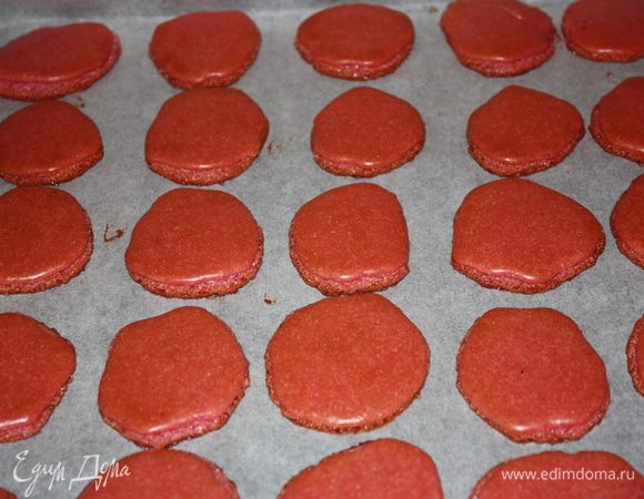 Ставим в разогретую до 150 градусов духовку на 10-13 минут. У меня получилось 12 минут. Еще есть совет, открыть на 8-й и 10-й минуте духовку, не стукая. Вот я так и сделала. Не знаю, возможно еще и из-за этого не поднялись сильно, хотя до этого момента поднимались. Если плохо снимаются, оставить их еще на пару минут. У меня краситель вот так неожиданно поменял цвет((((( В общем, еще тренироваться и тренироваться.