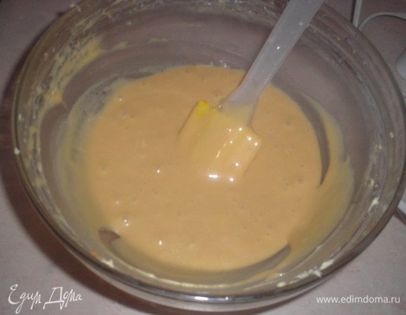 Готовим мусс. Сгущенное молоко предварительно варим несколько часов, остужаем в холодной воде (лучше сделать это заранее). Мягкое масло взбиваем, по ложке добавляем вареное сгущенное молоко, взбиваем все вместе до однородности.