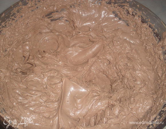 Добавляем к сгущенному молоку сливки (сливки можно смело брать меньшей жирности, тогда мусс получится более нежным и легким), какао и немного взбиваем.