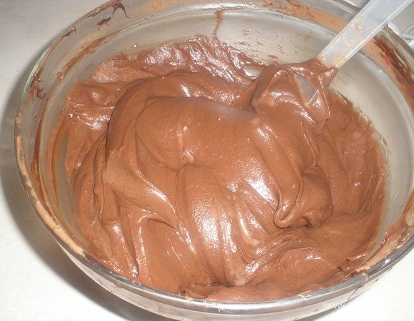 Подмешиваем его к массе, мешая лопаткой.