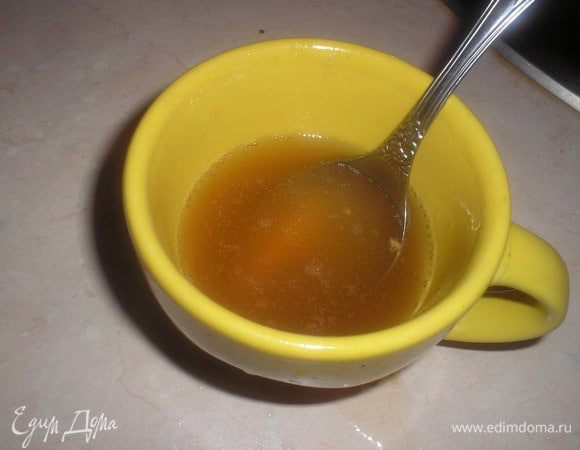 Желатин заливаем горячей водой и размешиваем до полного растворения.