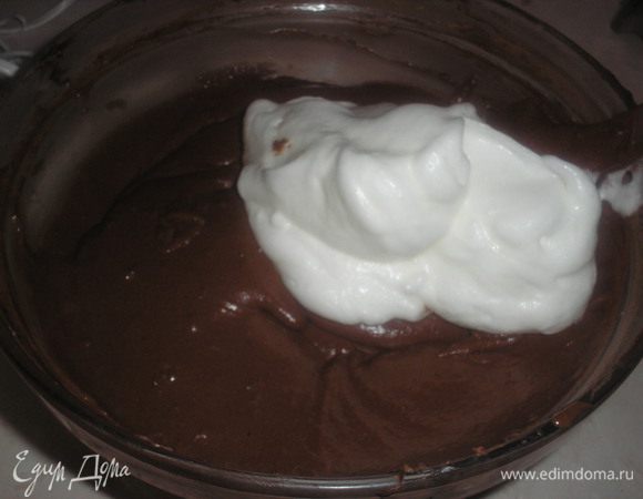 Желатин добавляем к шоколаной массе и хорошо перемешиваем. Белки взбиваем до мягких пик и добавляем в муссу.