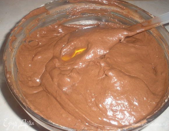 Лопаткой осторожно движениями снизу-вверх подмешиваем белки в мусс.
В разъемную форму выкладываем наш шоколадный бисквит. Края формы лучше выложить пергаментной бумагой, чтобы края торта были ровнее. Выливаем на бисквит мусс, сверху хорошо разравниваем и ставим в холодильник на 6-7 часов.