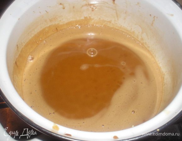 Готовим кофейно карамельные трюфели. Сливки смешиваем с гранулированным кофе и доводим до кипения (но не кипятим!), кофе должен полностью раствориться.