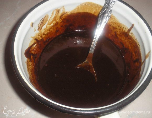 Варим карамель: сахар засыпаем в сотейник, ставим на средний огонь и доводим его до светло-коричневого цвета и полностью растапливаем. Заливаем сахар горячими сливками с кофе, выключаем огонь и хорошо вымешиваем до полного растворения сахара. Шоколад крошим и добавляем в горячие карамельные сливки, мешаем до полного растворения шоколада. Добавляем сливочное масло и хорошо перемешиваем.