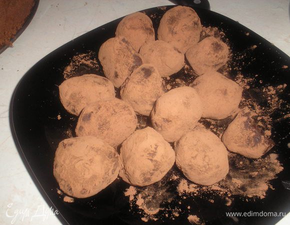 Руками формируем круглые конфеты, обваливаем их в какао.