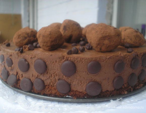 Торт освобождаем из формы, украшаем сверху трюфелями, шоколадными дропсами или по желанию шоколадными фигурками. И наслаждаемся!!