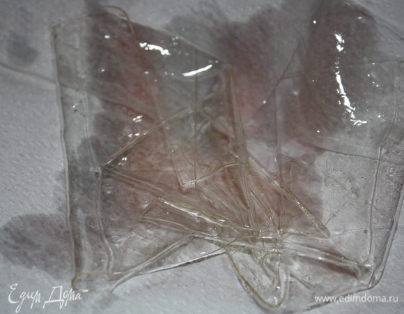 Желатин заранее замочить на 10 минут в холодной воде. Достать  и отжать))