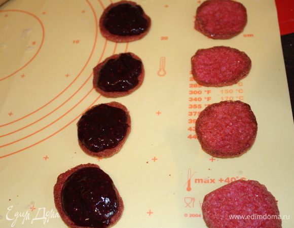 Раскладываем половинки пирожных, одну половинку смазываем кремом,второй накрываем. Хранить нужно в холодильнике. Желательно дать им постоять (напитаться) часиков 8. У нас столько времени они не пролежали)) были уничтожены))