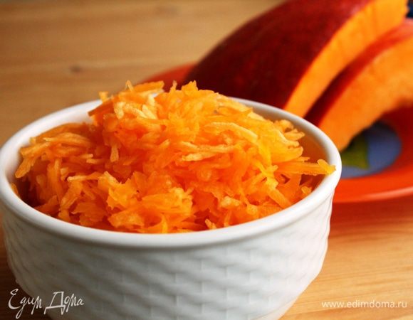 Тыкву натрите на крупной терке.