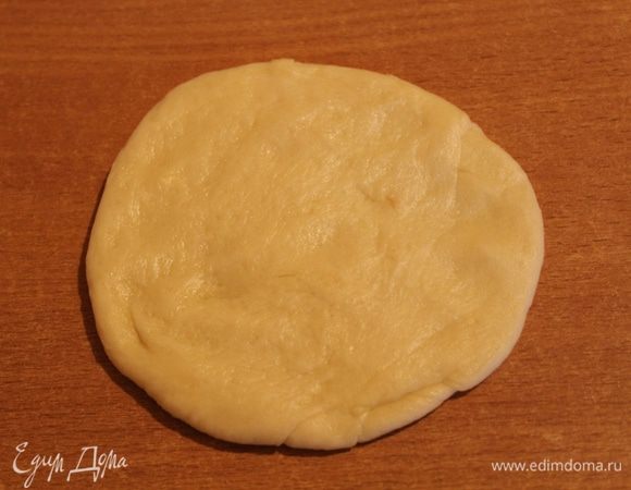 Разделите тесто на небольшие шарики. У меня получилось 14. Каждый шарик слегка растяните руками. Можно раскатывать скалкой, но я делаю руками.