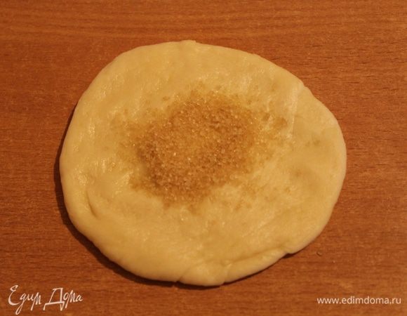 Если тыква не очень сладкая, то я добавляю 0,5 ч. л. сахара в каждый пирожок.