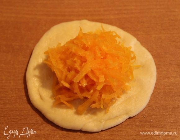 Выложите начинку.