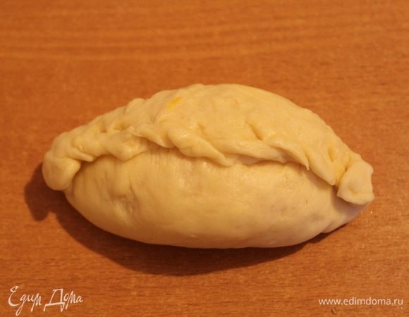 Теперь соберите края в косичку, концы слегка подогните внутрь.