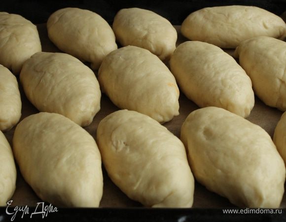 Подготовленные пирожки выложите на противень, застеленный бумагой для выпечки, и оставьте на 30 минут на расстойку.