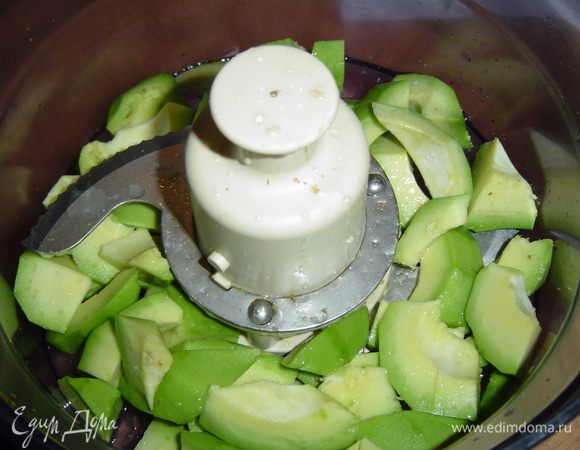 Почистить авокадо, удалить косточку, порезать небольшими кусочками, поместить в блендер, посолить и поперчить по вкусу, а затем взбить до состояния пюре. 