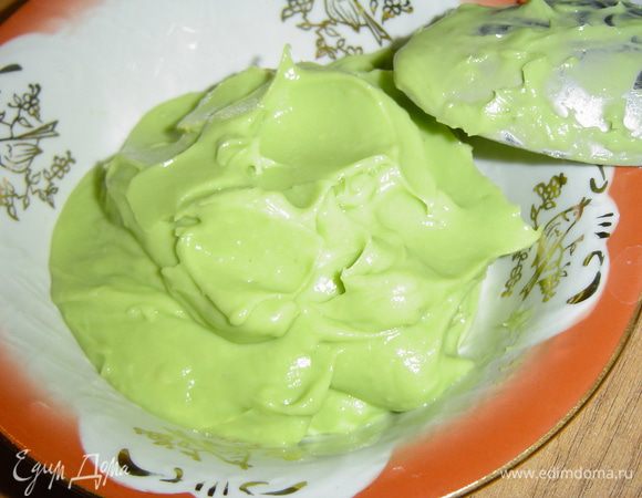 Отдельно взбиваем сливки до устойчивых пиков, а затем частями добавляем к пюре и аккуратно перемешиваем.