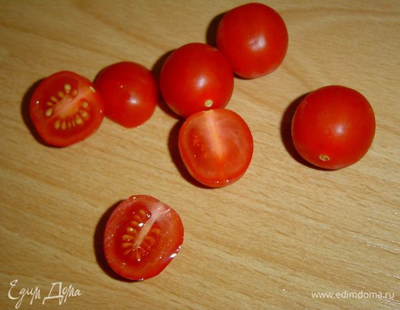 Помидоры-черри разрезаем на две равные части.