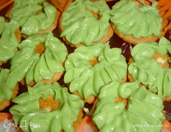 Кулинарный мешок наполняем приготовленным муссом и выдавливаем на крекеры.